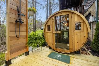 Wooded Retreat w Hot Tub Loft Game Room & Sauna - Oakland - 4