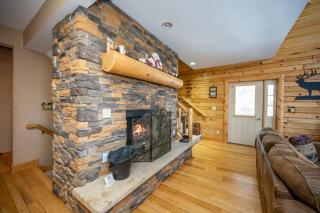 Wooded Retreat w Hot Tub Loft Game Room & Sauna - Oakland - 1