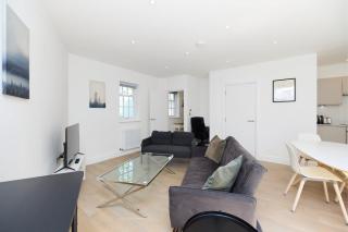 Central Tadworth Terrace Flat - Split- level 2BDR - Purley - 0