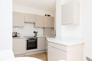 Central Tadworth Terrace Flat - Split- level 2BDR - Purley - 9