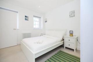 Central Tadworth Terrace Flat - Split- level 2BDR - Purley - 7