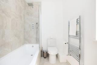 Central Tadworth Terrace Flat - Split- level 2BDR - Purley - 5