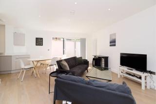 Central Tadworth Terrace Flat - Split- level 2BDR - Purley - 3