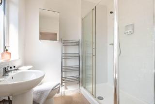 Spacious 4 Bedroom House with Garden in Doncaster - Doncaster - 2