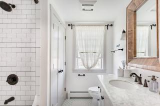 Go Skiing or Hiking from an Enchanting, Light-Filled Home - Waitsfield - 4