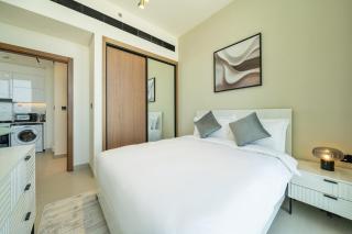 Modern JVC Apartment Views of Marina Skylines - 4