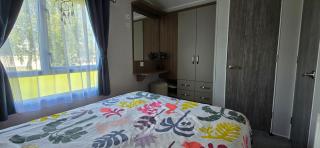 RJ Luxury Caravan Hire With Hot Tub - 4