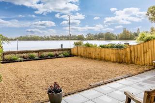 Swan Lake - Stunning Lakeside Apartment with Private Garden - Poole - 9