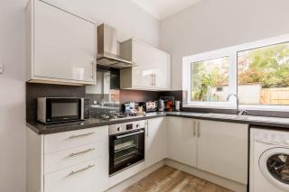 Swan Lake - Stunning Lakeside Apartment with Private Garden - Poole - 7