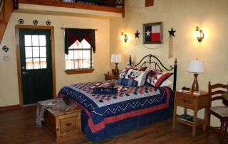 Charming Cabin Stay for Six Nestled Amid Central Texas' Wildlife in Buda - 4