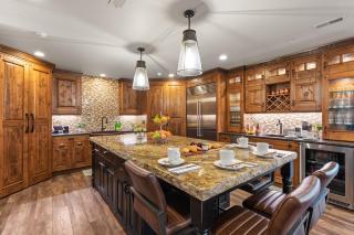 1138 Skiers Heaven! Luxury Home close to Park City Mountain! Two Hot Tubs Gorgeous Outdoor Space! by SkyRun Park City - Park City - 7