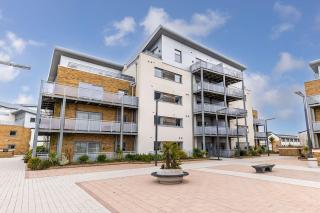 Harbourside Retreat - Spacious Balcony with Harbour Views - 2