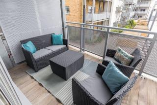 Harbourside Retreat - Spacious Balcony with Harbour Views - 1