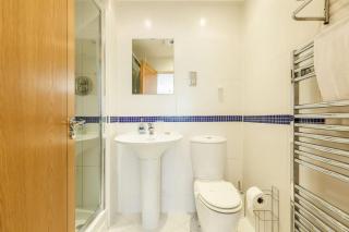 The Nook - Spacious Living Room with Pool Table - Poole - 4
