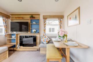 Club Tropicana - Rockley Park Caravan, Activities On-site - Poole - 9