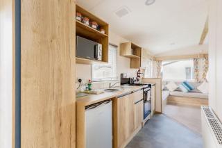 Club Tropicana - Rockley Park Caravan, Activities On-site - Poole - 8