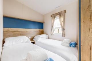 Club Tropicana - Rockley Park Caravan, Activities On-site - Poole - 4