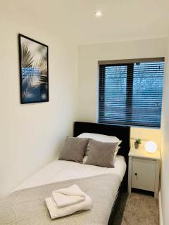Spacious 3 Bedroom House with Parking in Taunton - Taunton - 5