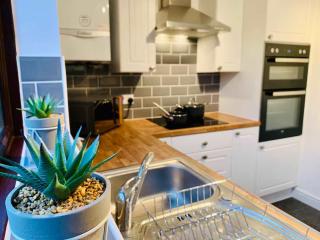 Spacious 3 Bedroom House with Parking in Taunton - 0