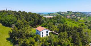 Nature Retreat Spacious 5 Bedroom Modern Villa with Private Park - Potenza Picena - 0