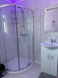 Stylish 2 Bedroom Flat Slough - Moffat - 5