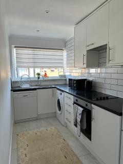 Stylish 2 Bedroom Flat Slough - 4