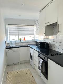Stylish 2 Bedroom Flat Slough - 1