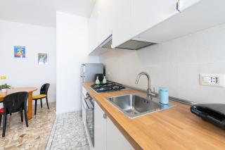Metro M3 - 10 min Duomo - Cozy Apt W Balcony and AC - Milan - 4