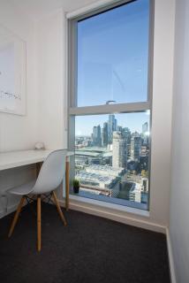 Stunning City Views Apartment for Mid-Long Term Stays, Free Carpark, Pool & Gym, Easy Walk to Marvel, Free Tram Zone, - Melbourne - 9