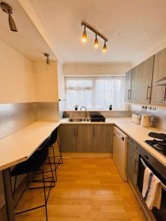 Large Apartment Near Wembley Stadium - 4