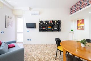 Metro M3 - 10 min Duomo - Cozy Apt W Balcony and AC - Milan - 0