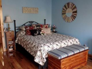 Woodland Cottage Rental Perfect for Couples Overlooking Raccoon Creek in Ohio - 8