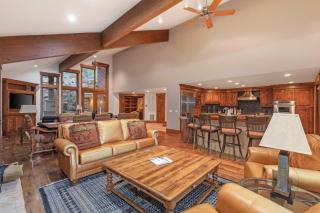 2430 Deer Valley Getaway! Private Hot Tub! Free Skier Shuttle and Two Utah Gold Ski Passes! by SkyRun Park City - Park City - 3