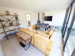 Chic 2 Bedroom Modern Cave House - 7