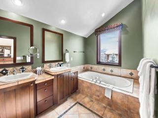 2744 The Cove! Modern Luxury Townhome with Hot Tub, Pool, Private Elevator, and Shuttle to the Slopes! by SkyRun Park City - 1