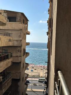 شقة مميزة تاني نمرة من البحر في المندرة قريبة جدا من الشواطئ والخدمات - Alexandria - 0