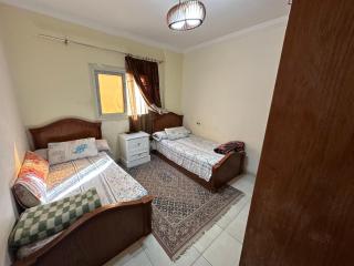 شقة مميزة تاني نمرة من البحر في المندرة قريبة جدا من الشواطئ والخدمات - Alexandria - 1