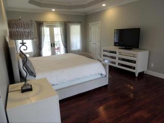 Sleek Two-Person Accommodation for a Getaway near Lake Barkley, Kentucky - 0