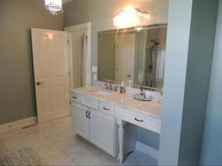 Sleek Two-Person Accommodation for a Getaway near Lake Barkley, Kentucky - 9