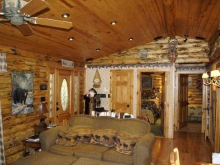 Creekside Log Cabin Rental with Kayaks in Saugerties, New York - 7