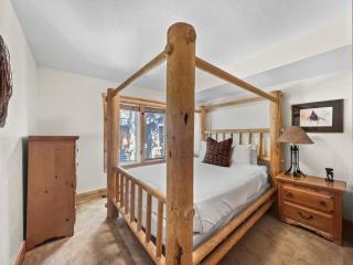402 Chaparral Timber Escape! Relaxing Deer Valley Condo with Hot Tub! Close to Skiing Hiking! by SkyRun Park City - Park City - 6