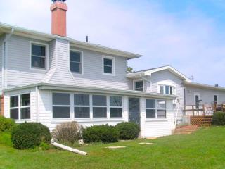 Family-Friendly Waterfront Cottage near the Shimek State Forest and the Mississippi River, Iowa - 9