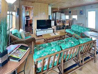 Beachside Tiki Hut - 7