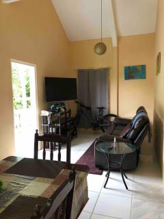 Air-Conditioned Cozy 3 Bedroom House in Grenville Vale - - 0