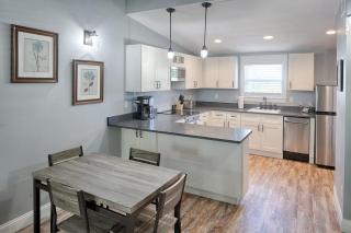 Quaint Cottage with Private Pool-Walk to Everything - 2