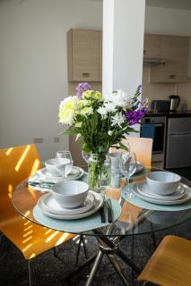 Modern and cosy 1 bedroom apartment in the heart of Manchester in Trafford, private parking, free wi fi, self check in and late check in any time perfect location - Manchester - 4