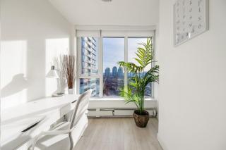 Bright 3BR Downtown Vancouver Condo w Pool & Gym - 4