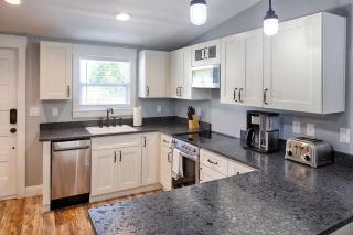 Updated Cottage in Heart of Town Park & Walk - 4