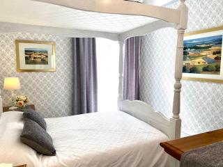 COME AND JOIN US ! 4 min walk to Beach, Pubs, Shops, Fab Htd Pool, Hottub, Games room,Tranquil gds, Historic, Bassets acre, Six beautiful 1-3 bedroom holiday homes with Free Parking and WiFi - Portreath - 1