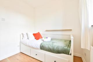 StayRight Homely 4 Bedroom House - 15 Mins to Cardiff - Cardiff - 6